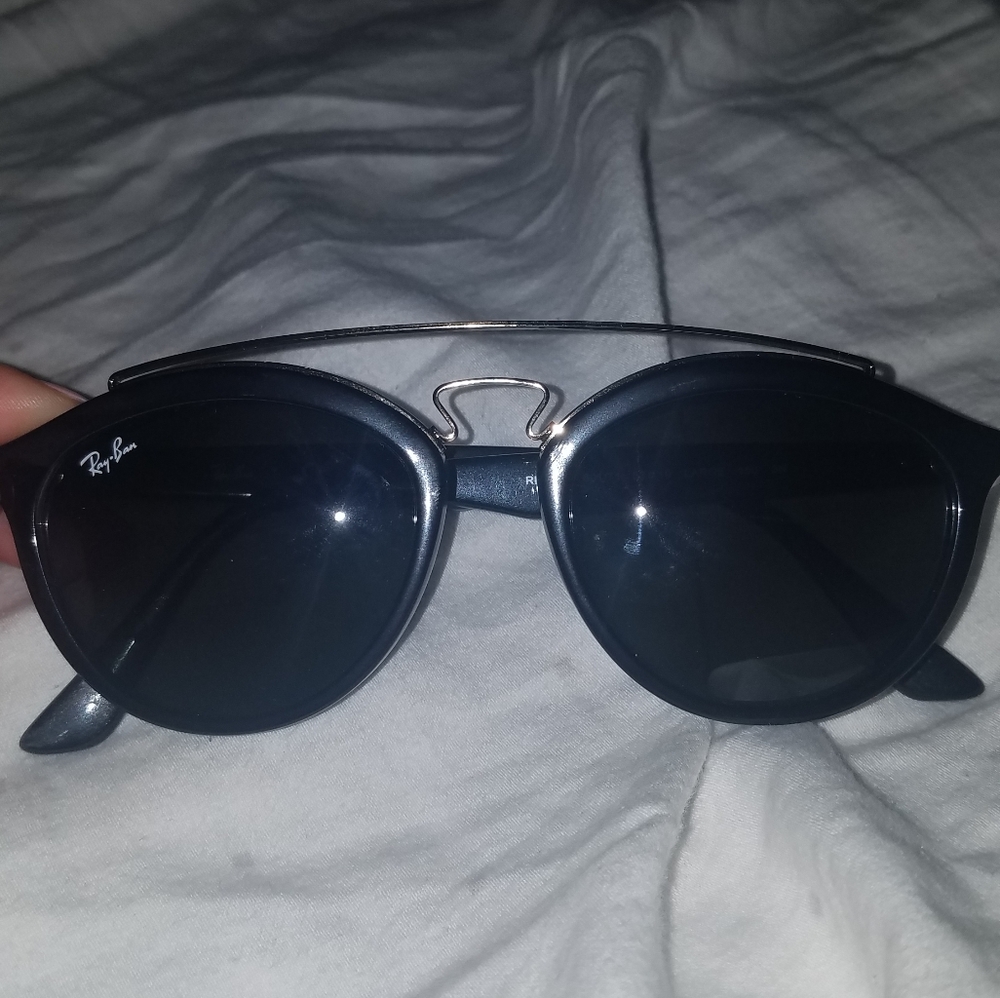 Ray-Ban sunglasses w/ Ray-Ban case
